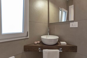 Dusche, Haartrockner, Bidet, Handtücher