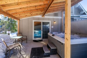 Outdoor dining - Ready to get out of town to relax with family and friends in Leavenworth? (Leavenworth)