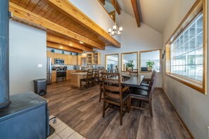 Dining - Ready to get out of town to relax with family and friends in Leavenworth? (Leavenworth)