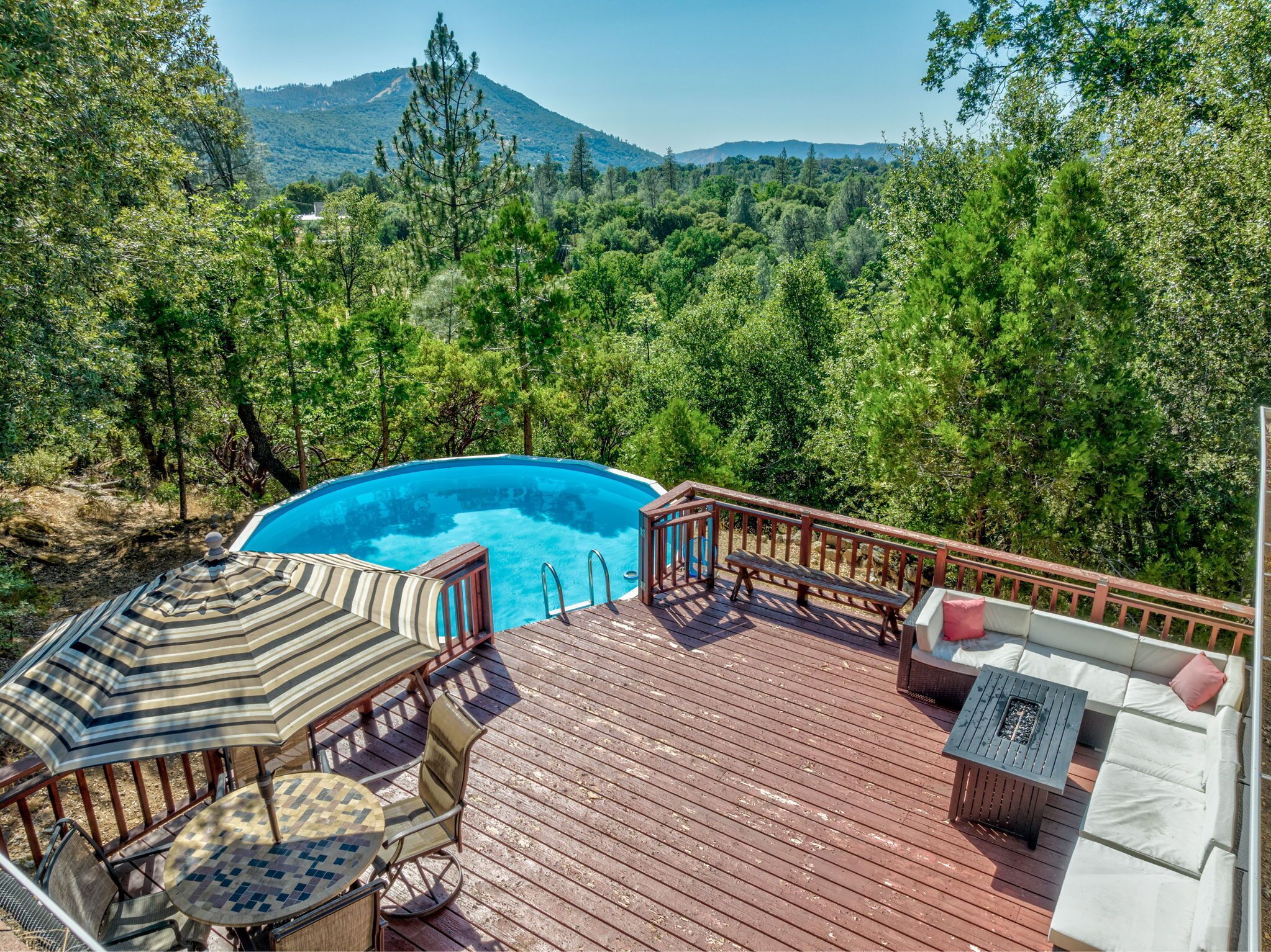 Sierra Shangri-la!- Cozy mountain home with a pool