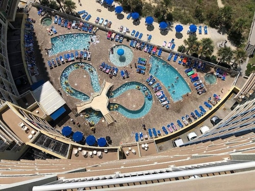 Ylellinen merenrantahotelli, josta on henkeäsalpaavat näkymät. Lazy River, uima-altaat, kylpytynnyrit.