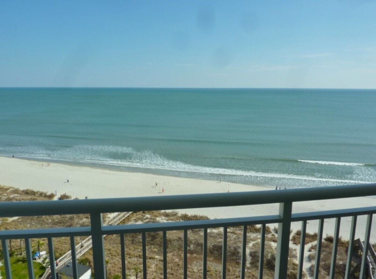 På stranden, solstolar och strandhanddukar