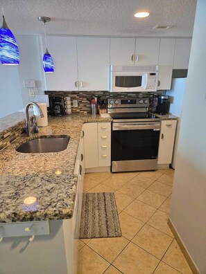 Full-sized fridge, microwave, oven, stovetop