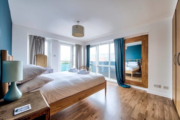 3 sovrum, skrivbord, strykjärn/strykbräda och sängkläder