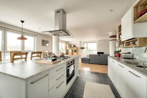 Kylskåp, mikrovågsugn, ugn och spishäll