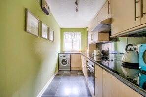 Fridge, microwave, oven, stovetop - Lovely 2bed Home in Central Edinburgh (Edinburgh)