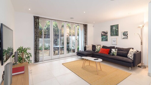 4 bedrooms, iron/ironing board, bed sheets - Charming Mews Home for 8 Guests, 5 Mins to Angel! (London)