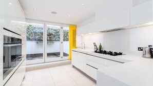 Oven, highchair - Charming Mews Home for 8 Guests, 5 Mins to Angel! (London)