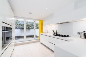 Oven, highchair - Charming Mews Home for 8 Guests, 5 Mins to Angel! (London)