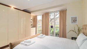 House (4 Bedrooms) | 4 bedrooms, iron/ironing board, bed sheets - Charming Mews Home for 8 Guests, 5 Mins to Angel! (London)