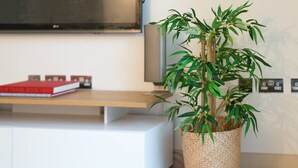 4 bedrooms, iron/ironing board, bed sheets - Charming Mews Home for 8 Guests, 5 Mins to Angel! (London)
