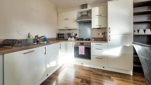 Unclassified image, 4 of 33, button - Bright 2BR Flat With Good Links To City Centre (Edinburgh)
