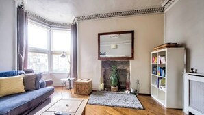 Living room - Stylish 2BR Flat Close To Edinburgh City Centre (Edinburgh)