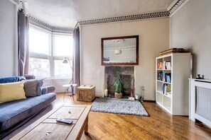 Living room - Stylish 2BR Flat Close To Edinburgh City Centre (Edinburgh)