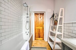 2 bedrooms, iron/ironing board, bed sheets - Stylish 2BR Flat Close To Edinburgh City Centre (Edinburgh)