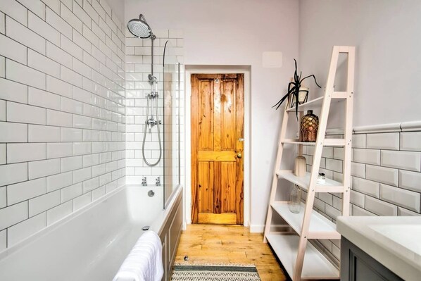 2 Schlafzimmer, Bügeleisen/Bügelbrett, Bettwäsche