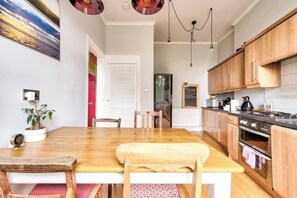Fridge, microwave, oven, stovetop - Stylish 2BR Flat Close To Edinburgh City Centre (Edinburgh)