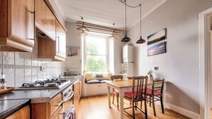 Private kitchen - Stylish 2BR Flat Close To Edinburgh City Centre (Edinburgh)