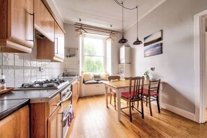 Fridge, microwave, oven, stovetop - Stylish 2BR Flat Close To Edinburgh City Centre (Edinburgh)