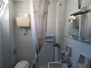 Haartrockner, Handtücher, Seife, Shampoo