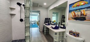 Chuveiro/banheira combinados, secador de cabelo, toalhas de banho 