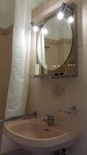 Ensemble douche/baignoire, sèche-cheveux, bidet, savon
