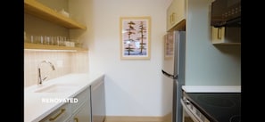 Réfrigérateur, four à micro-ondes, un four, surface de cuisson
