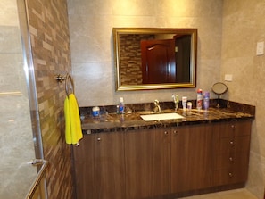 Sèche-cheveux, serviettes fournies, savon, shampoing