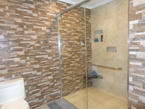 Sèche-cheveux, serviettes fournies, savon, shampoing