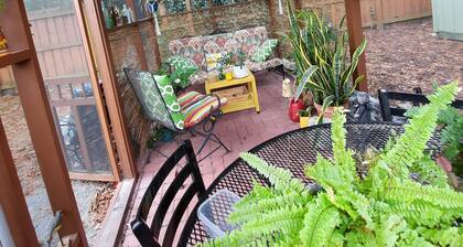 The Artist's Cottage is the ideal home away from home!