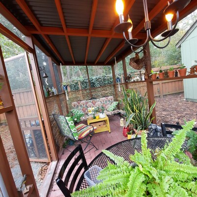 The Artist's Cottage is the ideal home away from home!