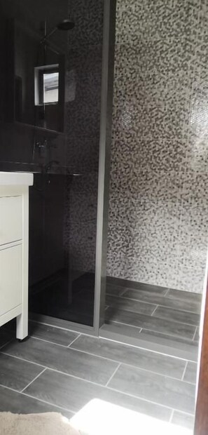 Basic Double Room | Bathroom - Bij BRAKKE (Paramaribo)
