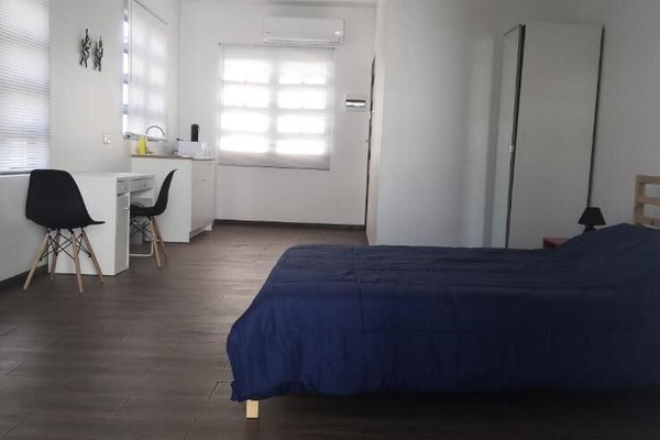 Basic Double Room | Dihias secara berasingan, dilengkapkan perabot secara berasingan, meja