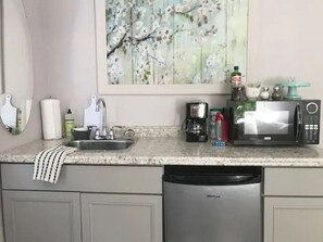 Fridge, microwave, coffee/tea maker, toaster - Bright & Cozy 1 Bedroom Suite Near D/T Olympia. (Olympia)