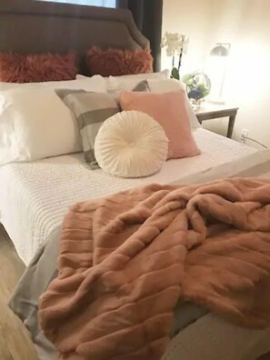 1 bedroom, free WiFi, bed sheets - Bright & Cozy 1 Bedroom Suite Near D/T Olympia. (Olympia)