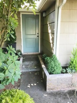 Exterior detail - Bright & Cozy 1 Bedroom Suite Near D/T Olympia. (Olympia)
