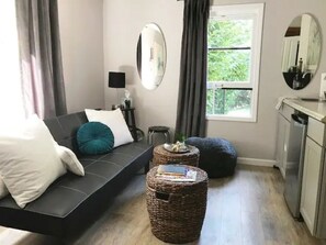 TV - Bright & Cozy 1 Bedroom Suite Near D/T Olympia. (Olympia)