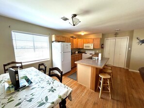 ثلاجة، ميكروويف، فرن، موقد طهي مسطح