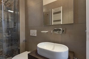 Dusche, Haartrockner, Bidet, Handtücher