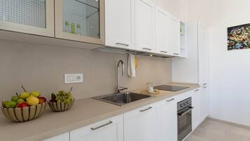 Réfrigérateur, four, cafetiÚre/bouilloire, bouilloire électrique