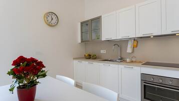 Frigorifero, forno, macchina per tè/caffè, bollitore elettrico