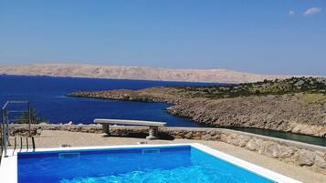 Utomhuspool och uppvÀrmd pool