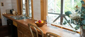 Unwind Holidays Camellia Cottage: Hideaway in the Picturesque Adelaide Hills.