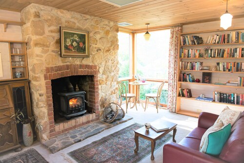 Unwind Holidays Camellia Cottage: Hideaway in the Picturesque Adelaide Hills.