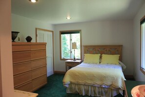 4 bedrooms, iron/ironing board, travel crib, free WiFi - Lake Front spacious family home (Eagle Rock)