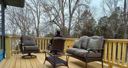 Järven edessä tilava perheen koti