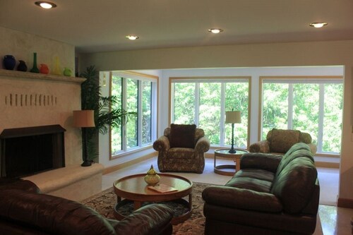 Järven edessä tilava perheen koti