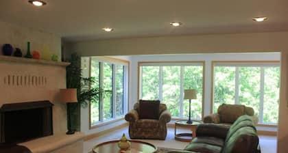 Järven edessä tilava perheen koti