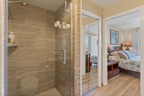Dusche, Haartrockner, Bidet, Handtücher