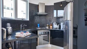 Fridge, microwave, oven, coffee/tea maker